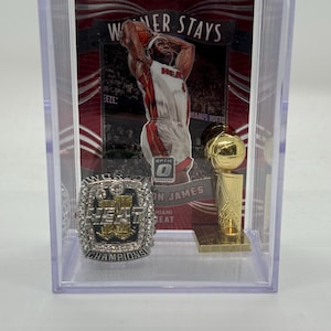 Conjunto de exibição de anel e troféu comemorativo do campeonato da NBA Miami Heat 2013 com cartão LeBron James