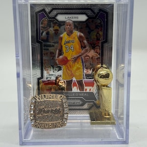 Anillo conmemorativo y trofeo del campeonato de la NBA de Los Ángeles Lakers 2000 con tarjeta de Shaquille O'Neal