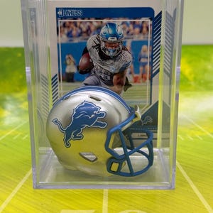 Mini capacete do Detroit Lions Shadowbox com cartão de Jahmyr Gibbs