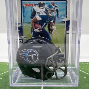 NIEUWE Tennessee Titans A.J. Brown Mini Helm Shadowbox w / kaart