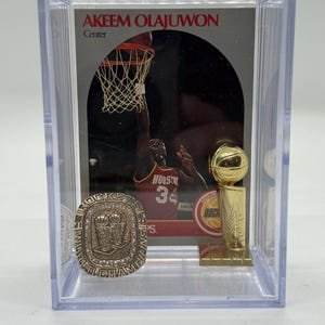 Ensemble de bagues commémoratives et de trophées des Houston Rockets 1995 NBA Championship avec carte Akeem Olajuwon