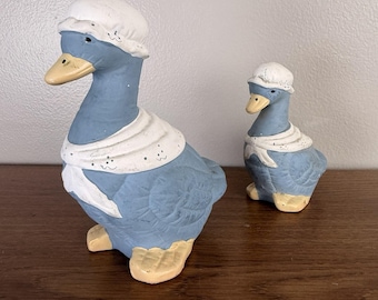 Salero y palillero vintage de los años 80 con forma de pato y ganso azul, estilo cottagecore y granja.