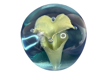 Pisapapeles de cristal artístico con forma de lirio cala, sin marca, amarillo y azul, 7,6 cm (3 pulgadas), excelente calidad floral.