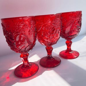 Vintage robijnrode glazen bekers set 3 geperste glazen kelk met bloemen en bloemen