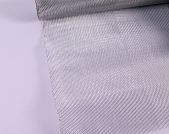 Könnte beinhalten: Eine Rolle silberfarbenes Aluminiumgewebe, eine Art Drahtgewebe, das für das Sieben, Filtern und andere Anwendungen verwendet wird.