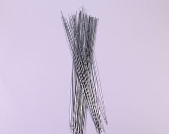 Könnte beinhalten: Ein Bündel silberfarbener Blumendraht, der zum Basteln und für Blumenarrangements verwendet wird.