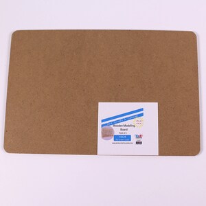 Op de afbeelding: Een bruin houten modelbord, 30,5 cm bij 40,6 cm, met een wit label met de tekst "Art Craft & Collage Houten modelbord Verpakking met 1 M126 12 in x 16 in"