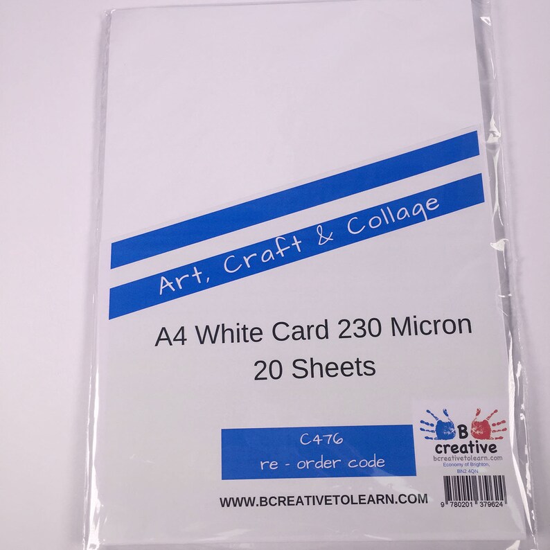 Puede incluir: Un paquete de 20 hojas de cartulina blanca A4, de 230 micras de grosor. El paquete tiene rayas azules y el texto "Art, Craft & Collage" y "A4 White Card 230 Micron 20 Sheets". El c&oacute;digo de pedido es C476. La direcci&oacute;n del sitio web es www.bcreativetolearn.com.