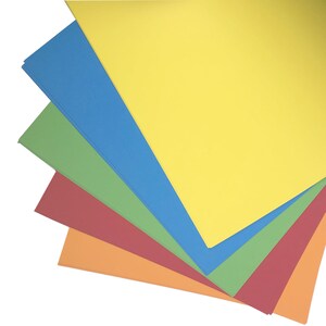 Op de afbeelding: Een stapel gekleurd constructiepapier in oranje, rood, groen, blauw en geel.