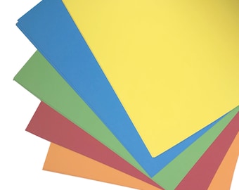 Könnte beinhalten: Ein Stapel farbiges Bastelpapier in Orange, Rot, Grün, Blau und Gelb.