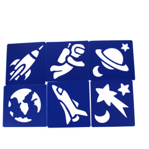 Puede incluir: Conjunto de seis plantillas de plástico azul con diseños blancos de temática espacial. Las plantillas incluyen un cohete, un astronauta, un planeta, una nave espacial, una estrella fugaz y la Tierra.
