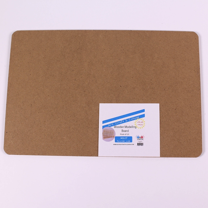 Op de afbeelding: Een bruin houten modelleerbord, 30,5 cm bij 30,5 cm, met een wit label met de tekst "Art Craft & Collage Value Pack Wooden Modelling Board Pack of 10 M127".