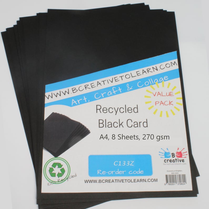 Puede incluir: Un paquete de ocho hojas de cartulina negra, tama&ntilde;o A4, 270 g/m&sup2;, hechas de materiales reciclados. El paquete est&aacute; etiquetado como "Recycled Black Card" y "Value Pack". La etiqueta tambi&eacute;n incluye la direcci&oacute;n del sitio web "www.bcreativetolearn.com" y el c&oacute;digo de pedido "C133Z".