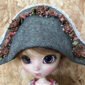 Bicorne in gray-green felt, decorated with flowers, for Pullip Blythe dolls or similar formats