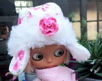 Chapka en fausse fourrure blanche et broderie anglaise fleurs et lapins, pour Blythe ou Pullip