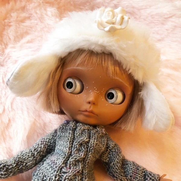 Faux fur and English embroidery hat, all white, for Blythe or Pulli