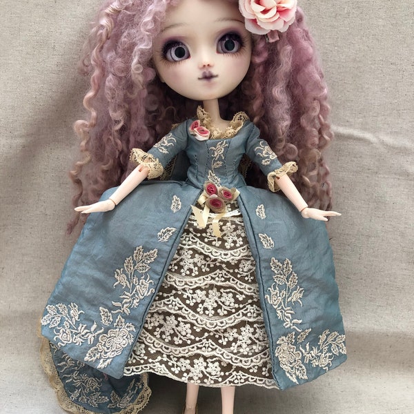 Robe de cour en taffetas brodé vert amande pour Pullip ou Blythe