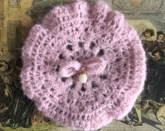 Béret en laine mohair rose poudré nacré pour poupée Blythe