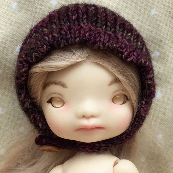 Bonnet de forme «béguin» en laine mérinos prune, pour poupée Irreal Doll 17cm