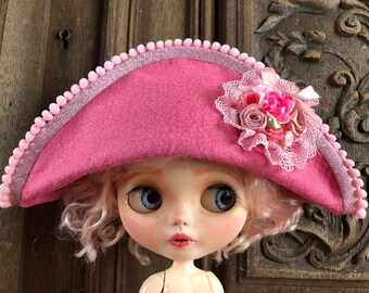 Bicorne en feutrine rose pour poupée Blythe