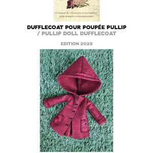 Może przedstawiać: Bordowy płaszczyk typu duffle coat dla lalki Pullip. Płaszcz posiada kaptur, zapięcia na guziki i detale kieszeni. Widoczny jest tekst "DUFFLECOAT POUR POUPÉE PULLIP / PULLIP DOLL DUFFLECOAT EDITION 2025".