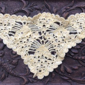Yellow chick shawl in fine crocheted merino wool, for Pullip, Blythe, Momoko dolls or similar sizes