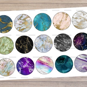 Puede incluir: Una hoja de 15 pegatinas redondas con varios patrones de mármol y galaxia. Las pegatinas presentan detalles dorados y una variedad de colores, incluyendo azul, verde, morado, rosa y negro.