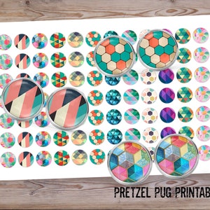 Könnte beinhalten: Druckbare Aufkleberfolie mit 36 farbenfrohen geometrischen Designs. Die Designs umfassen Sechsecke, Dreiecke und Kreise in Blautönen, Grüntönen, Rosatönen und Orangetönen. Die Folie enthält auch den Text "Pretzel Pug Printables".