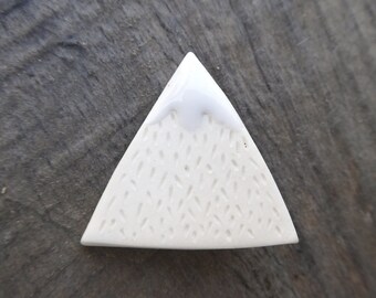 Petite broche Montagne en porcelaine