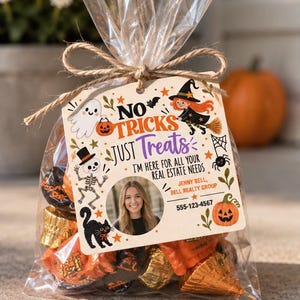 Puede incluir: Una bolsa de golosinas de plástico transparente llena de dulces, atada con cordel y una etiqueta rectangular. La etiqueta presenta gráficos de Halloween, el texto "NO TRICKS JUST TREATS", una foto de una persona y datos de contacto.