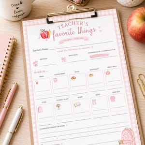 Può includere: Un modulo in carta bianca intitolato Teacher's Favorite Things con un bordo a quadretti vichy rosa, fissato su una cartellina con clip marrone. Il modulo include sezioni per le preferenze personali, decorate con piccole illustrazioni.