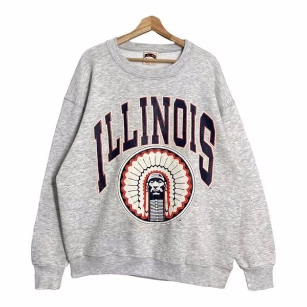 The vintage University of Illinois sweatshirt has the university's logo. It is an NCAA Illinois Fighting Illini shirt