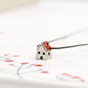 Collier miniature maison, collier Stay Safe, pendentif maison en argent sterling, bijoux stay at home, collier maison toit rouge