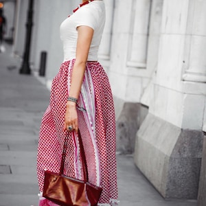 Keffiyeh Abbaye. Falda kufiya acampanada, vestido largo con estampado jordano-palestino. Cintura elástica.