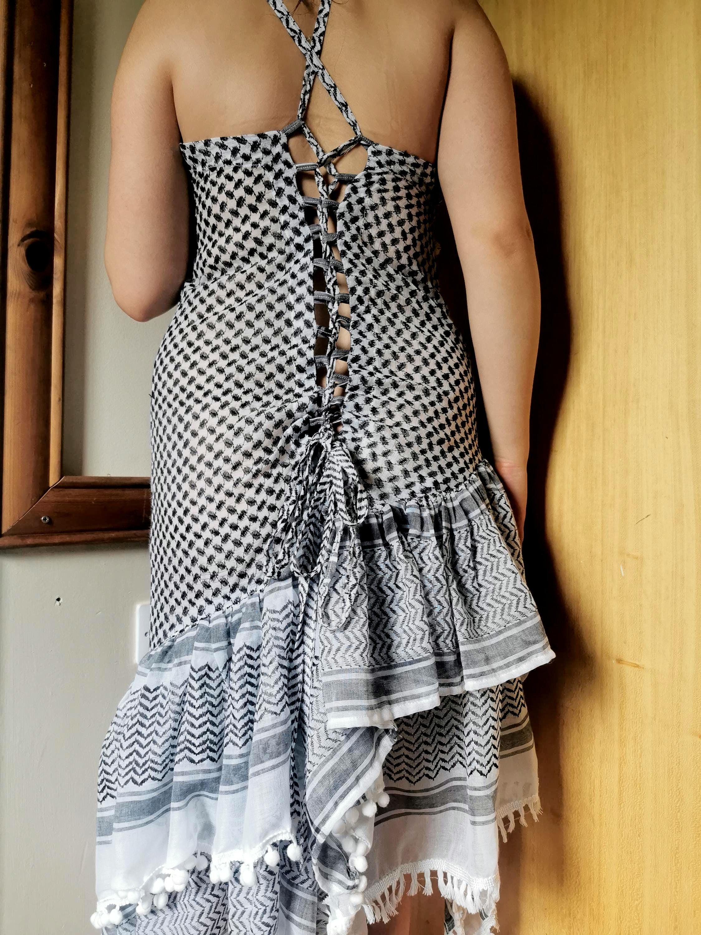 Bella Hadid palestinian keffiyeh dress White black. Jordanian shemagh, Robe palestinienne بيلا حديد فستان احمر كوفية فلسطينية شماغ أردن