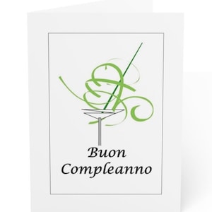 Op de afbeelding: Een witte wenskaart met een afbeelding van een martini-glas met zwarte omlijning en groene, krullende lijnen die eruit steken. Onder het glas staat de zwarte tekst "Buon Compleanno" in een schreeflettertype, alles binnen een dunne zwarte rand.