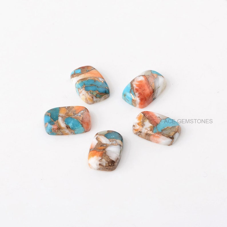 Puede incluir: Cinco piedras preciosas rectangulares en caboch&oacute;n con una mezcla de turquesa, naranja y blanco. Las piedras tienen un aspecto marmoleado y en capas.