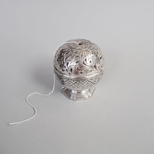Scatola di corde vintage, decorativa, traforata e incisa, argento, metallo, forma a palla, artigianato, giardinaggio, 10/11cm