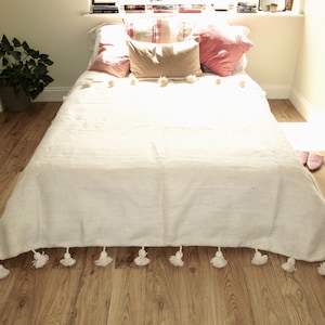 Luxury Hand Woven Throw/Bed Blanket of Moroccan Berber Wool with Fluffy Tassels,Natural Undyed Wool, Cream -Zara -220x250cm Bedroom interior