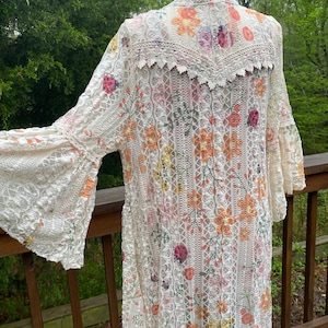 Kimono con estampado de mariquitas y encaje vintage.