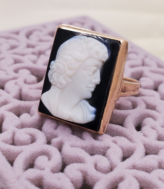 Vintage 14k yellow gold cameo ring.