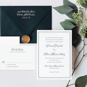 Puede incluir: Un conjunto de invitaciones de boda con un sobre verde oscuro, una tarjeta RSVP blanca y una tarjeta de invitación blanca con texto azul marino. La tarjeta de invitación dice "Mr. and Mrs. John George Harris, Jr. request the honor of your presence at the marriage of their daughter Dianne Elizabeth to Adam Martin Haley Saturday, the twenty-seventh of June two thousand twenty at five o'clock in the evening First United Methodist Church Pensacola, Florida Reception to follow"