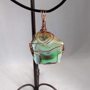 Collier pendentif en cristal de pierres précieuses d&#39;agate verte, fil de cuivre antique enroulé sur un cordon en cuir noir, collier de déclaration, forme libre
