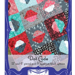 Może przedstawiać: Wzór patchworku o nazwie "Dot Code" z kolorowym geometrycznym wzorem z tkanin w kolorze czerwonym, różowym, turkusowym, czarnym i szarym. Wzór zawiera bloki łączone o wymiarach 12 cali i 6 cali oraz bloki aplikowane o wymiarach 8 cali.