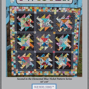 Peut inclure: Un motif de courtepointe coloré appelé "Twister" est affiché sur un fond en bois bleu. La courtepointe est composée d'une série de carrés noirs avec des formes géométriques colorées à l'intérieur. La courtepointe mesure 162,56 cm sur 162,56 cm. Le texte "Blue Nickel Studios" est affiché sous la courtepointe.