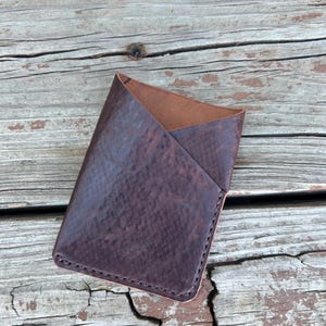 Cartera para tarjetas Twin Oaks - Cuero Horween Shell Cordovan - Color 8 Tumbled Hatch Grain - Bolsillo delantero