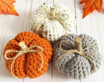 Calabazas de crochet: decoración rústica de otoño con tallo de madera