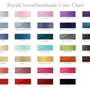 Pu&ograve; includere: Tabella colori che mostra campioni di filato in vari colori, tra cui bianco, rosa tenue, orchidea, uva, viola, azzurro, azzurro chiaro di campagna, azzurro di campagna, azzurro scuro di campagna, blu reale, blu bacca, oceano, pagoda, grigio melange, carbone, bianco sporco, verde tenue, uovo di pettirosso, pistacchio, verde scuro, sole bambino, osso, mais autunnale, zucca, cioccolato, fragola, vino di prugna, fucsia, anguria, rosso, rosso raccolto, rosso autunnale e nero.