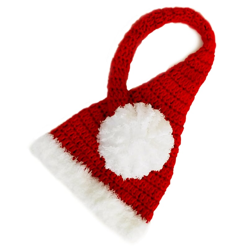Pu&ograve; includere: Cappello di Babbo Natale rosso all'uncinetto con un pon pon bianco in cima.