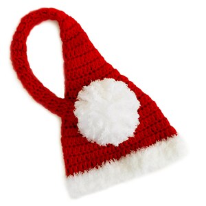 Pu&ograve; includere: Cappello di Babbo Natale rosso all'uncinetto con un pon pon bianco in cima e un bordo di pelliccia bianca.
